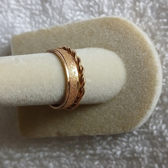 Elegant Gold-Tone Ring Set - Picture 4 of 4